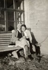 Kristoffer Kahrs med dotterdottera Adele Karlsen.i solkroken i Holmen.