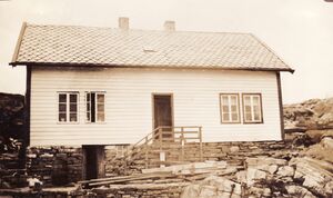 Huset i bnr 13 Fjæra med inngangspartiet.