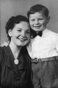 Herborg (le) med sonen Harald i 1953.