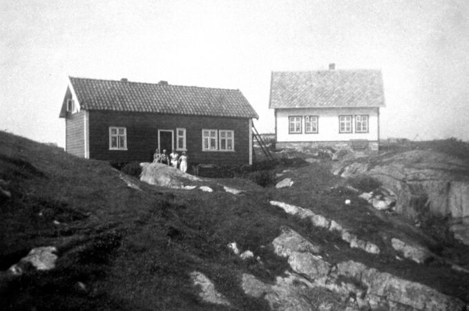 Ved Nakken, bnr 56 til venstre, bnr 25 til høgre.