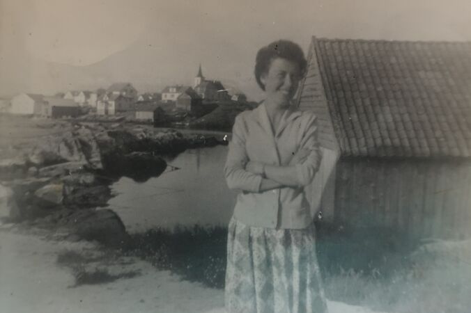 Inga Sulen i Kleiva med Uthaugen og kyrkja i bakgrunnen.