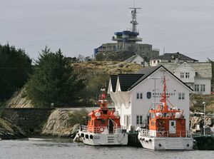 Losstasjonen i 2015 med to losbåtar framfor. Bakarst ligg trafikksentralen. Foto: Karsten Madsen