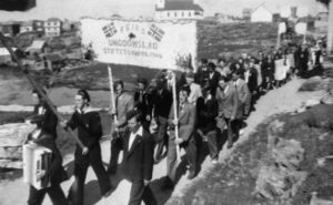 Fedje ungdomslag si fane frå den første festen 17. mai 1946.