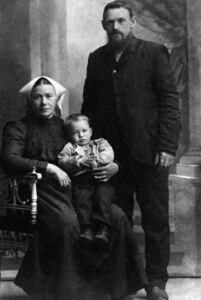 Brita og Ola Langedal (7) med den yngste sonen Knut.