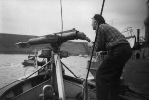 Einar Andreassen (bnr 38) ved kvalharpunen på M/S «Nordøysund».