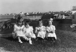 Fire småjenter på Mulen i byrjinga på 1960-talet, sentrum i bakgrunnen. Frå venstre: Sølvi Mongstad, Ragnhild Holvik (faren var los), Kathe Duesund (1c), Hildegunn Kongestøl.