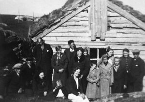 Familien samla framfor «Massihuset». Frå venstre: nr 1 Ole (2f), nr 3 Lasse Tveit (2b), nr 6 Anna (2d), nr 7 (framom) Margot (2h). Frå høgre: nr 2 Gurine (2), nr 4 Jenny (2i).