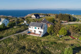 S40.167.18.dronebilde av huset, hagen og verkstedet bak huset. 2018.jpeg