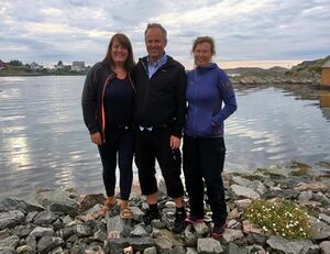 Frå venstre søskena June, John Eilert og Anne Margrete Solheim med Rognsvågen i bakgrunnen. Nedst-Tangen bak til venstre.