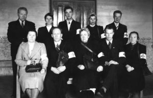 Førstehjelpskurs (Røde Kors) i bedehuset før krigen. Bak frå venstre: Daniel Jordal, Elida Solheim, Harald Koppen, Malena Kongestøl, Even Ingemårsen. Framme frå venstre: Agnes Iversen, Ole Kongestøl, Inga Brekke, Ingemår Ingemårsen, Hjørdis Kongestøl. Kurshaldar var sjukepleiar Inga Brekke f. 1899 Kvam (jf Strandebarmb. II s 379), som ei tid verka på Fedje. Ho vart g.m. Anders Fanebust f. 1905 Lindås, bror til Ole Fanebust, Nord-Tangen.