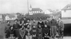 Klassebilde årgang 1942/1943. Framme frå venstre: Marit Andreassen, Inga Nelly Husa, Marie Husa, Wenche Uthaug, Gerd Husa, Svanhild Langeland. Bak frå venstre: Olav Moldøy, Svein Tangen, Oddmund Ophaug, Oddvar Nilsen Husa, Einar Uthaug, Roald Børhaug, Ole Karl Husa, Erling Walderhaug, Åsmund Kongestøl. Lærar Oskar Tangen.