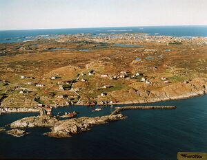 Flyfoto 1988 med Stormark i framgrunnen. Framme Æskjeret og hamna med dei to moloane, bygde i 1936-1938. Foto: Aeronor