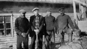 Arbeid med brønn på Stormark bnr 7. Frå venstre: Karl Andersen (1), Ludvik Stormark (lf) , Andreas Karlsen (2), Ivar Tangen (Nedst-Tangen 16). Bildet er teke då Ludvik var heime frå USA i 1927.