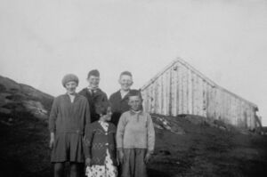 1927, bak frå venstre: Ruth, Alf og Leif (bnr 7-2). Framme Olga og Karstein Bråte (16).