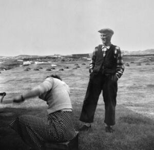 Kornelius Olsen (bnr 15-1), dotterdottera Konstanse ved slipesteinen.