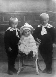 Frå venstre: Ingvald, Martin og John Hatlem (bnr 20-3).