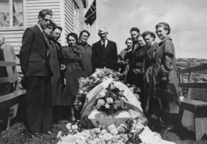 Gravferda til Ingeborg i 1957. Frå venstre: Oliver, Agnes, Severin, Nelly, Karolina (Ingeborg si halvsøster, g. Rød i Gulen), Alfred, Jenny, Bernhard, Dora, Olga, Anny.