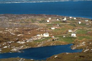 Flyfoto 1963 med den austre delen av Stormark. Framme frå venstre: bnr 29 (skulehuset), bnr 22, bnr 4 (bak, mørk farge), bnr 31, bnr 23 (framme). Bak frå venstre: bnr 11, bnr 33 (bakom), bnr 115, bnr 30, bnr 114 (bakom), bnr 10, bnr 6, bnr 96 (framme) med bnr 38 delvis gøymd bakom, bnr 8. Bnr 20 ligg til venstre for bnr 96, men er gøymd bak ein haug. Foto: Widerøes Flyveselskap