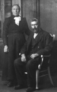 Gjertina (kalla Tina) og Sjur Stormark (bnr 30-1).