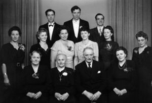 Familiebilde 1949 (bnr 33-1). 1. rekkje framme frå venstre: Marie, Andrea og Martin, Sina. 2. rekkje frå venstre: Ågot, Margit, Dagny, Petra, Aslaug, Alma. 3. rekkje frå venstre: Arne, Arthur, Jakob.