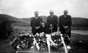 Gravferda til Andrea Hjønnevåg (1) i 1935. Frå venstre borna Johannes, Sofie (framme), Martinus, Gregorius.