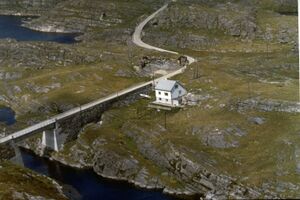 Flyfoto 1961. Brua over Sildevågen framme til venstre, elles den søre delen av Husøyna med gnr 168 bnr 140. Foto: Widerøes Flyveselskap