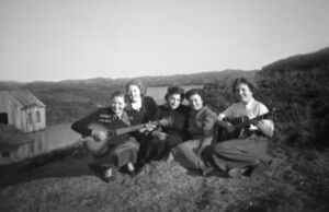 Ungjenter i 1954. Frå venstre: Inga Rognsvåg, Gerd Klara Husa, Aslaug Storhaug, Borghild Sjøvold, Kirsten Nygård.