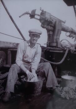 Godfred Gullaksen vaskar klede om bord i «Sversling».