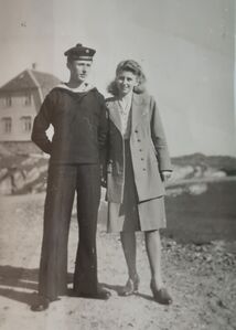 Otto og Margot. Barndomsheimen hans (bnr 58) i bakgrunnen.