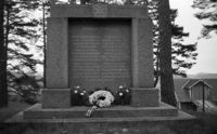 Minnesmerket ved Fjære kirke, sannsynligvis på 1950-tallet.
