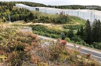 Skihallen SNØ øvre del sett fra Tangerud på motsatt side av E6, på grensen mellom Oslo og Lillestrøm kommuner. Hallen ligger i Lørenskog. Foto Steinar Bunæs.