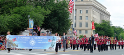 Strømmen og Skjetten skolekorps på USA-turné 2013. "Strømmen & Skjetten Marching Band."