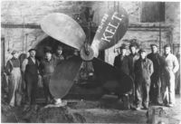 Formere og støpere ved KMV i Harstad rundt ny-propellen de har laga til D/S Kelt. Hans Markussen nr 5 fra venstre.