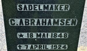 Sadelmaker Abrahamsen gravminne Tønsberg.jpg