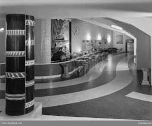 Saga kino: Publikumsfoajéen, trappen til underetasjen går ned til venstre. Freiakiosk til venstre og inngangene til salen til høyre. Foto: Leif Ørnelund/Oslo Museum (1965).