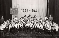 Sagdalen skoles guttemusikkorps 20-årsjubileum 1951. Dirigentene Edmund Henke og Rolf Thon.