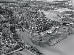 Sagdalen og Skjærva med Skjettenbyen i bakgrunnen 1978. Gomanbakeriet langs Skjærvaveien.