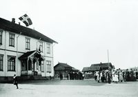 Sagdalen skoles første bygning fra 1901 fotografert 17. mai 1912.