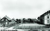 Sagdalen skoles første bygning sett fra syd. Det mørke huset i bakgrunnen er Tørtbergboligen for ansatte ved Strømmen Trævarefabrik. Huset ble revet for å gi plass til Strømmen kirke som sto ferdig i 1929.