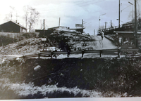 Sagdalen stasjon 1970. Før veiomleggingen i 1973 hadde stasjonen en kiosk der en også fikk kjøpt billetter til toget.