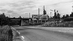 Sagdalsundergangen med Sagdalen stasjon 1965. Gamle Strømsvei kommer ned fra høyre.