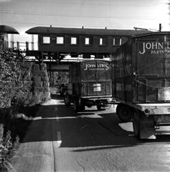 Sagdalsundergangen 1964. Denne lastebilen sliter med å rygge bil og tilhenger ut av undergangen.