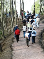 Fra åpningen 2008: En gruppe vandrer på Sagstien på samme strekning som er vist på planen.
