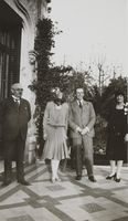 Sam og Elly Eyde har besøk av Kronprins Olav og Kronprinsesse Märtha, Villa Les Mimomas i Cannes. Foto: Eyde-samlinga/Nasjonalbiblioteket