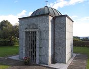 Sam Eydes dominerende gravmausoleum på Borre kirkegård. Foto: Stig Rune Pedersen