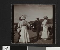 298. Sam Eyde med ukjent gruppe - no-nb digifoto 20160429 00279 bldsa EYDE 5 17A 052.jpg