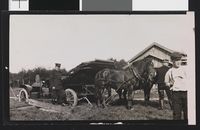 101. Sam Eydes bil blir tauet av hester - no-nb digifoto 20160415 00275 bldsa EYDE00135.jpg