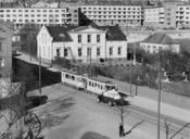 Sandakerbakken omkring 1937. Hovedhuset hvor barnehagen flyttet inn ble oppført i 1854 av brukseier Iver Olsen. Bjølsen Valsemølle til venstre. Foto: (Ukjent/Oslo byarkiv).