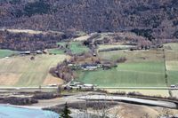 Sandbu-gårdene, rett øst for Vågåmo, det gamle lendmanns-, ridder- og sysselmannssetet. Foto: Arnfinn Kjelland (2010).