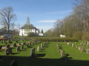 Sande kirkegård Vestfold 2012.jpg